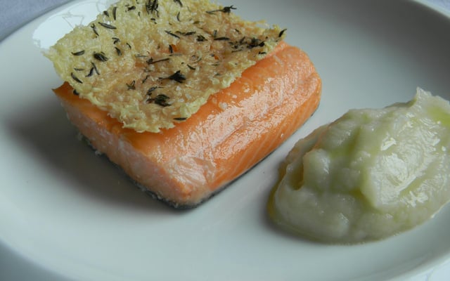 Saumon de Norvège confit l'huile d'olive, purée chou-fleur à l'huile d'olive parfumée truffe, tuile parmesan et thym