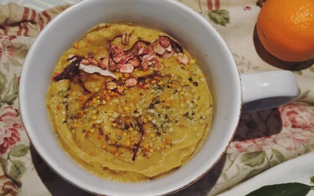 Smoothie bowl automnal, à la patate douce & aux épices