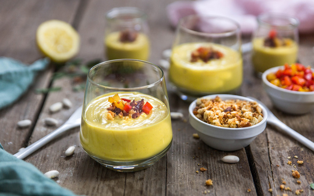 Gaspacho de haricots blancs servi avec des petits légumes & pancetta grillée