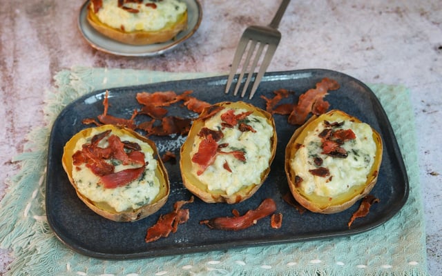 Pommes de terre farcies au Roquefort et bacon croustillant