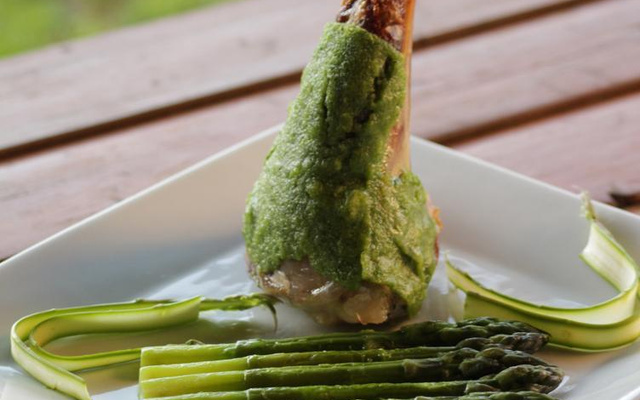 Souris d'agneau confites en croute de cresson, asperges crues, asperges cuites