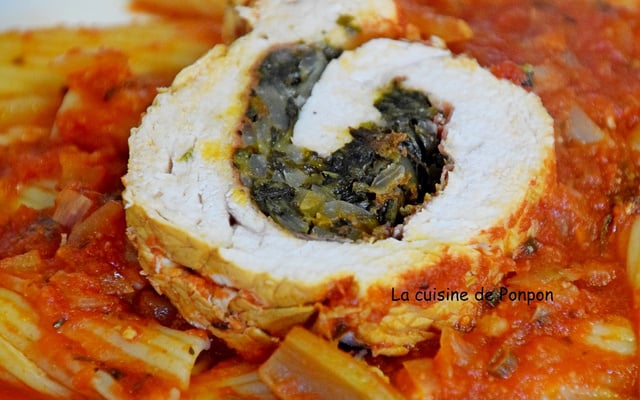 Filet de dinde farci aux pissenlits et crème de tomate