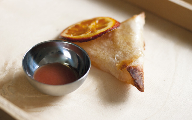 Samossa de fruits frais et son coulis aux pêches