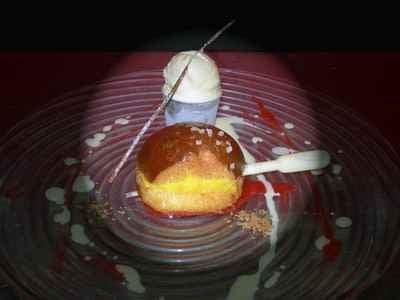 Hot dog d'ananas et son goûte à goûte de crème Jack Daniel