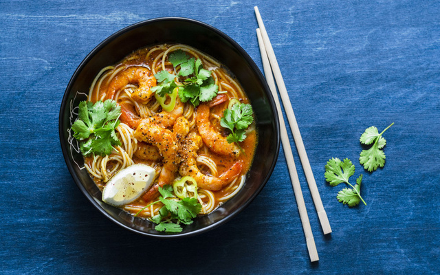 Curry de crevettes au lait de coco, nouilles et coriandre