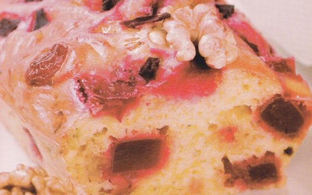 Cake à la betterave, noix et raisins secs