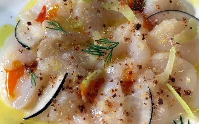 Carpaccio de Saint-Jacques facile, herbes fraîches et radis noir