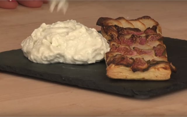 Tarte fine figues et poires et sa chantilly à la Fourme d'Ambert