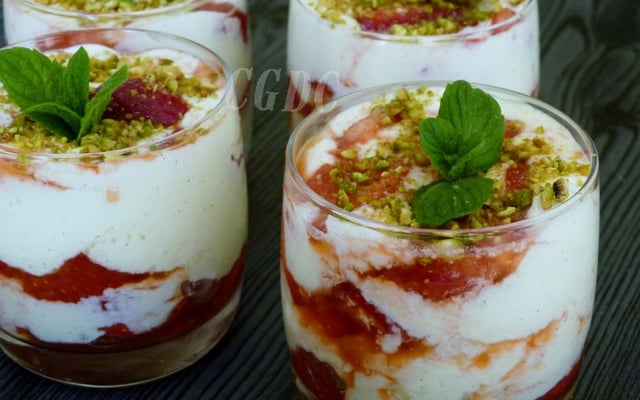 Verrine de fraises au mascarpone vanillé et à la liqueur de framboises