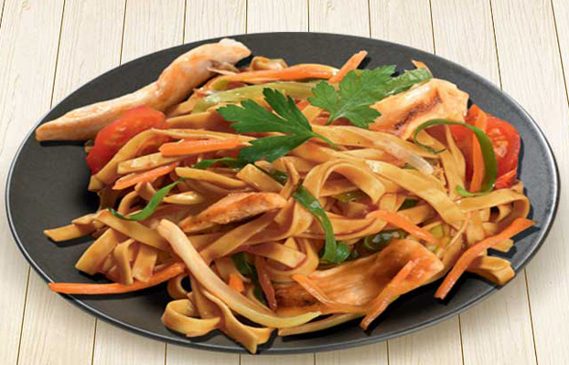 Wok de poulet, légumes et pâtes