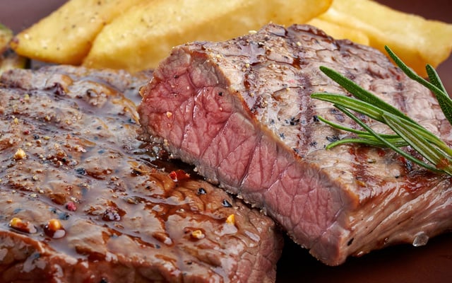 Pavés de bœuf grillés sauce balsamique au poivre et romarin