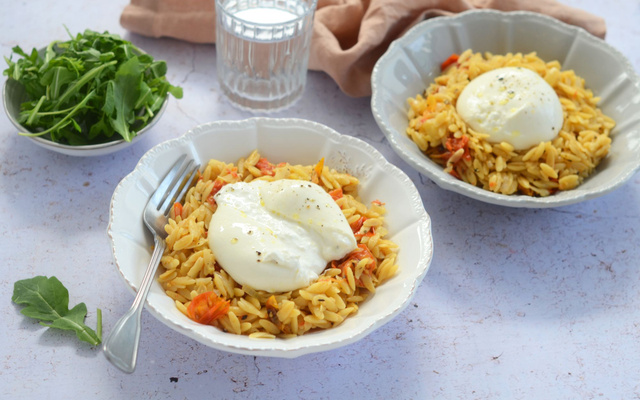 Risotto d'orzo aux tomates confites et burrata