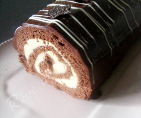 Bûche roulée au chocolat, crème légère saveur pain d'épices