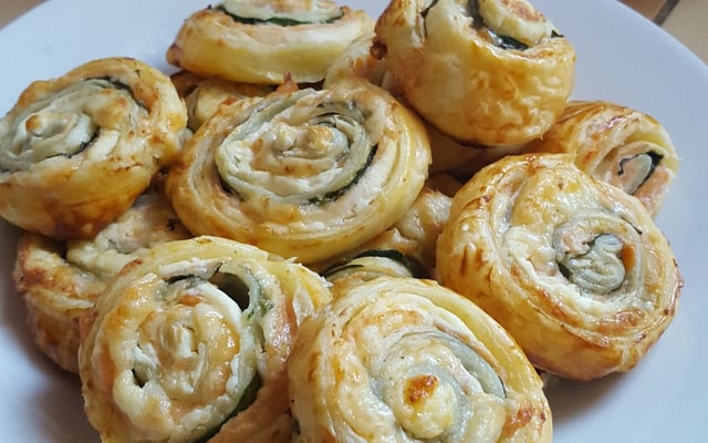 Escargots feuilletés au jambon et au fromage
