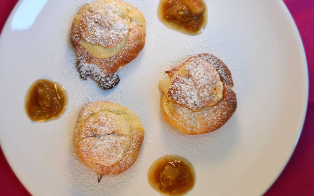 Choux à la creme de rhubarbe