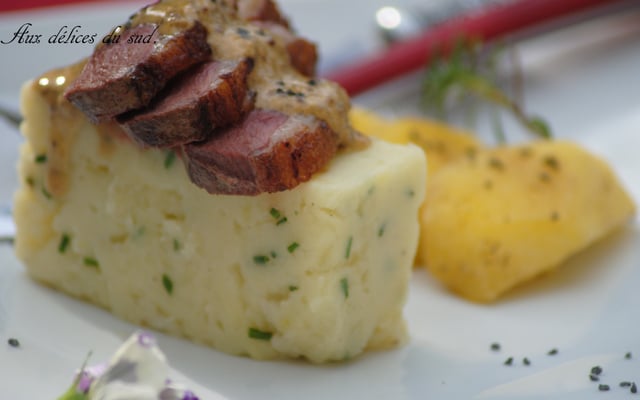 Magret de canard aux pommes avec un écrasé de pommes de terre ciboulette