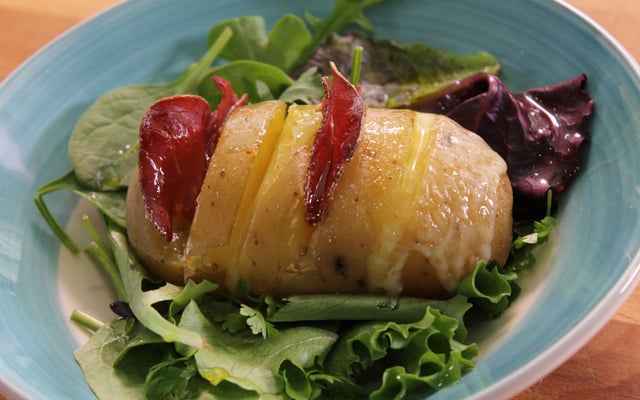 Pommes de terre au four à la viande de grisons et tomme de Jura