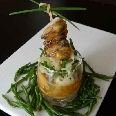 Moules au safran en aspic, salade croquante de fenouil et salicorne
