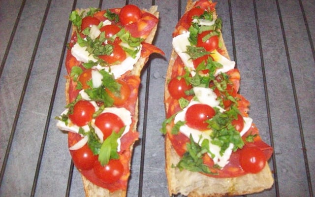 Tartines chorizo et chèvre