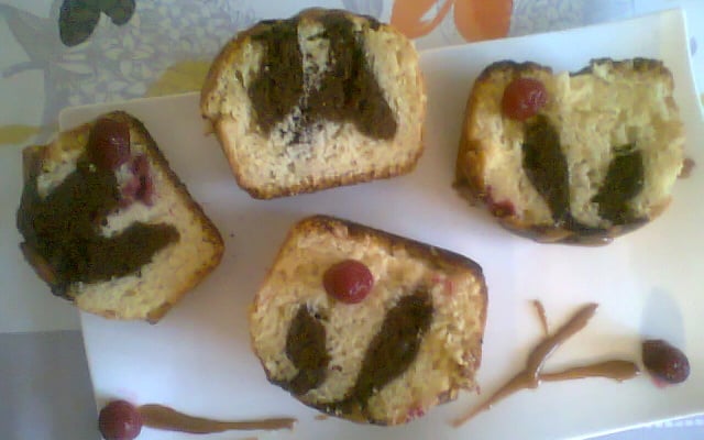 Cake à la framboise et au chocolat nappé de caramel au beurre salé