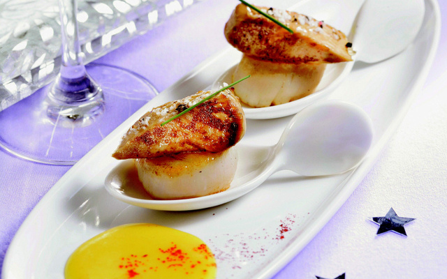 Poêlées de noix de St Jacques au foie gras sur crème de giraumon safranée