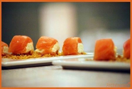 Rouleaux de saumon au crabe à tremper dans le crumble