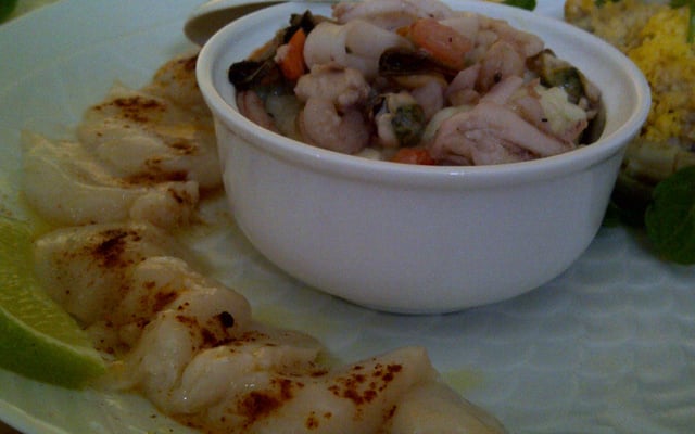 Risotto de fruits de mer, fonds d'artichauts mimosa, carpaccio de Saint-Jacques au piment doux citron vert