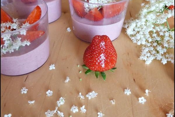 Mousse à la fraise et aux fleurs de sureau