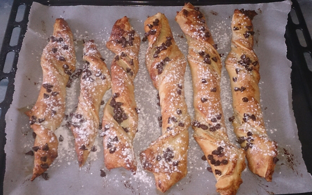 Sacristains amandes, éclats de praline et pépites de chocolat