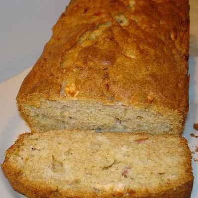 Cake de tomates, basilic et chèvre chaud