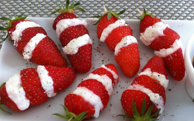 Antipasto de fraises, fromage de chèvre frais et basilic