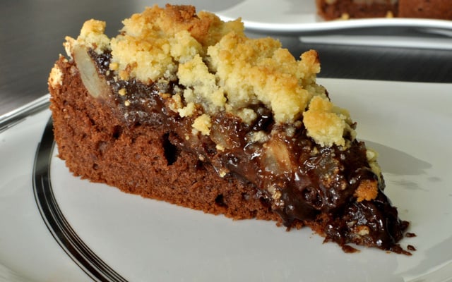 Gâteau au chocolat et aux poires, sous son crumble