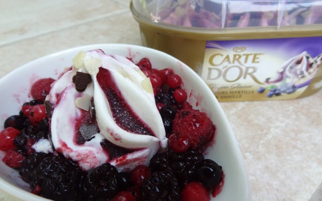 Salade de fruits gourmande à la glace Carte d'Or® façon glacier saveurs myrtille et vanille