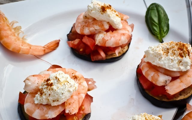 Tartare de tomates et de crevettes sur lit d'aubergine