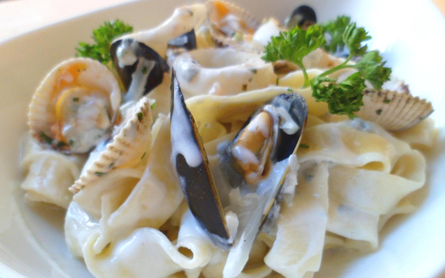 Tagliatelles fraîches maison, coquillages et crème de Roquefort
