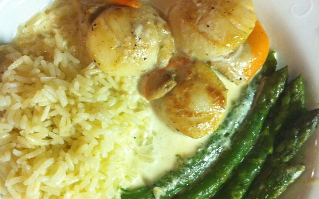 Noix de Saint Jacques sauce foie gras et asperges vertes