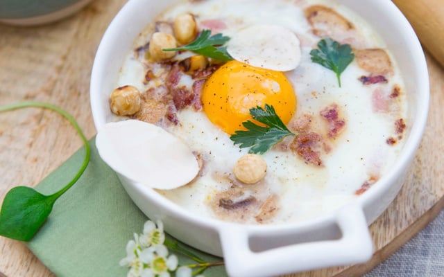 Œuf au plat, champignon de Paris, jaune aux éclats de noisette
