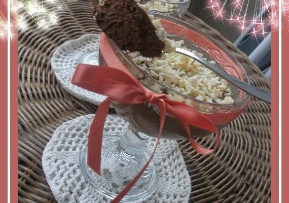 Mousse au chocolat parsemez de chocolat blanc