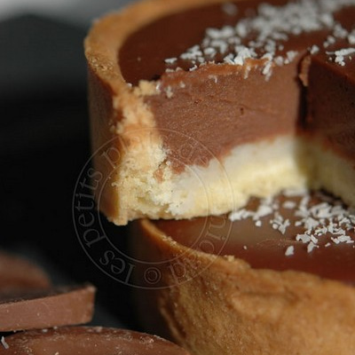Tartelettes au chocolat au lait et passion sur lit de coco