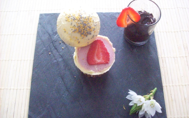 Sphère de chocolat blanc et gariguettes