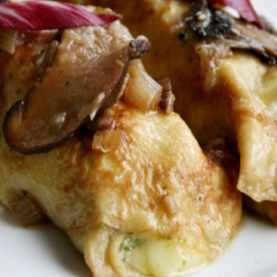 Cannelloni de crespelles aux endives frisées et sauce aux champignons mixtes