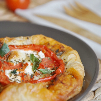 Feuilletés tomate et fromage de chèvre à la provençale