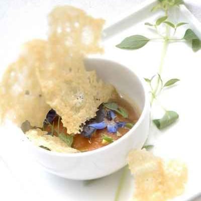 Raviole de tomate à la tomate, bouillon d'oignon doux