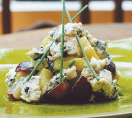 Salade tiède de primeurs du Roussillon aux éclats de roquefort vieux