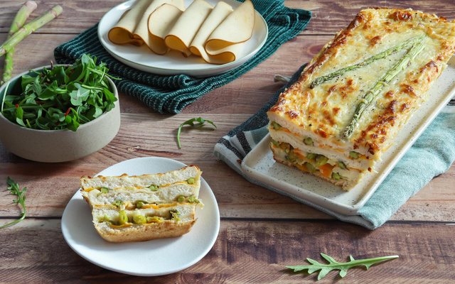 Croque cake printanier aux tranches végé pois chiches, carottes et asperges