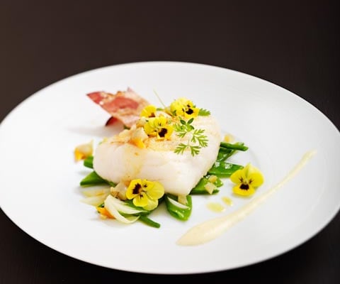 Dos de cabillaud aux asperges et pois gourmands à la française