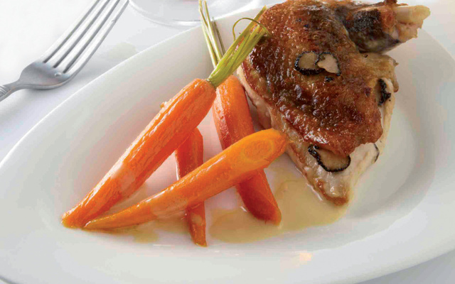 Pintade fermière à la truffe et carottes fa nes glacées à la bière d'affligem