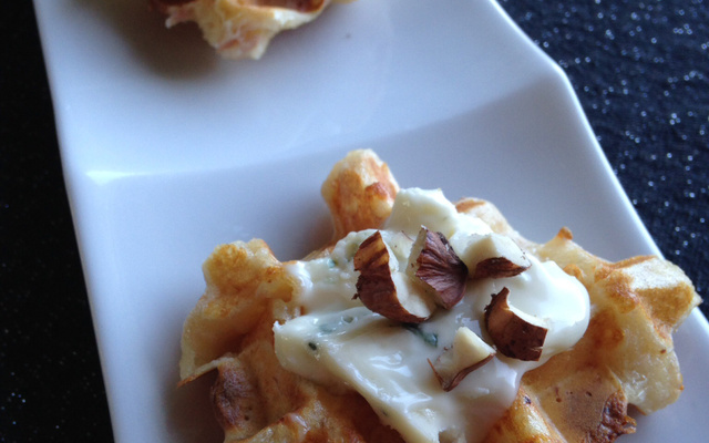 Mini gaufres aux deux jambon, noisettes et roquefort papillon