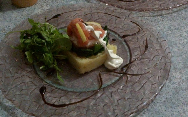 Pyramide de saumon fumé aux jeunes pousses d'épinards et son écrasé de pommes de terre