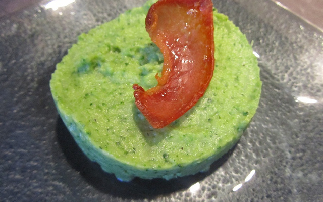 Purée de brocolis et chips de jambon cru